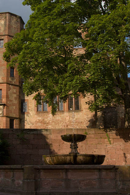 Der Springbrunnen im Schlosshof des Heidelberger Schlosses