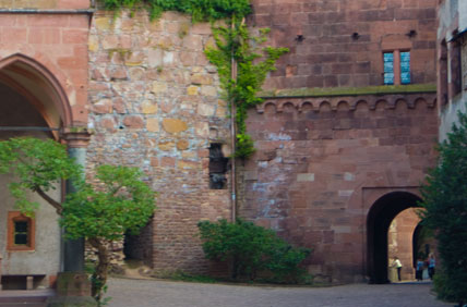 Blick vom Heidelberger Schlosshof auf den zweiten Torturm