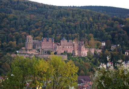 Das Heidelberger Schloss an den Hängen des Odenwald, vom Philosophenweg aus gesehen