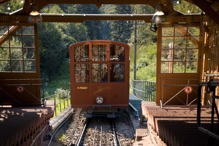 Die historische Heidelberger Bergbahn beim Verlassen des Bahnhofs Molkenkur