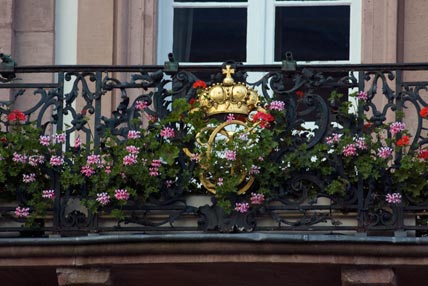 Das kurfürstliche Wappen am Balkon des Heidelberger Rathauses