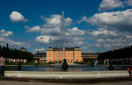 Springbrunnen mit Schloss Hauptgebäude