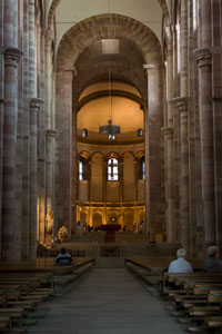 Der Kaiser Dom zu Speyer, Blick durch das Kirchenschiff zum Chor