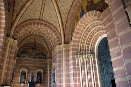Blick in die Vorhalle des Haupteingangs des Speyerer Doms