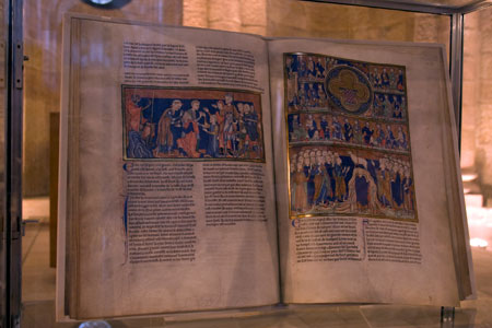 Historische Bibel während einer Ausstellung im Ostchor des Speyerer Doms