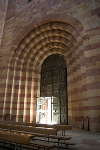 Der Haupteingang des Speyerer Doms von innen gesehen