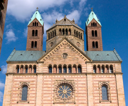 Die imposante West Fassade des Kaiserdoms zu Speyer von der Stadt aus gesehen