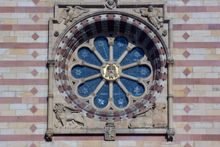 Das Rosettenfenster oberhalb des Haupteingangs des Kaiserdoms zu Speyer