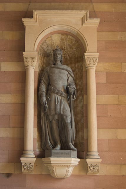 Die Statue eines der vielen Kaiser, die im Dom zu Speyer begraben sind